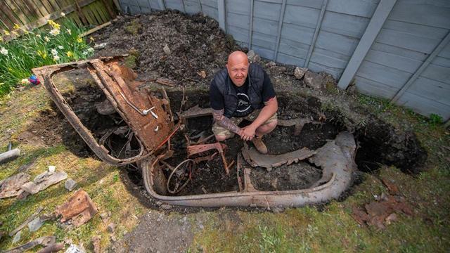 Британец откри Ford, докато прекопаваше градината си