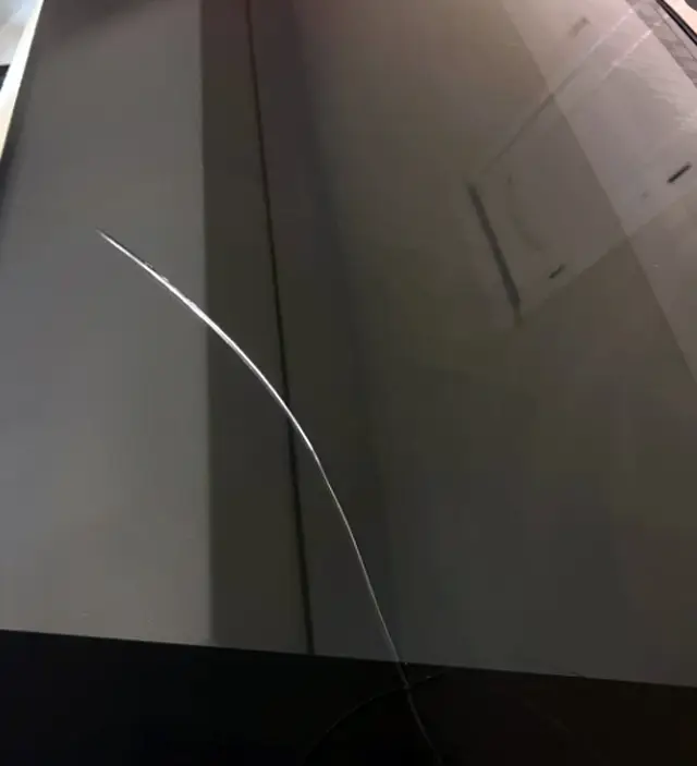 Бронираното стъкло на Tesla Cybertruck се спука от... градушка!