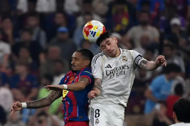 Барселона завоюва Суперкупата в бясно „ Ел Класико “