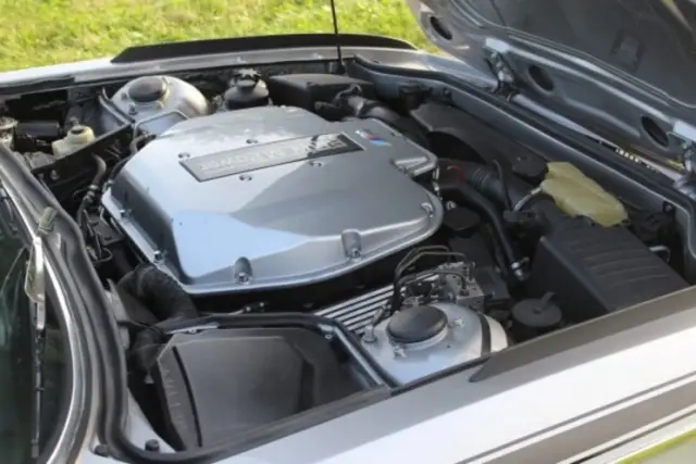 BMW 3.0 CS E9 от 70-те години възкръсна с атмосферен V8 мотор
