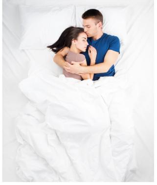 Какво разкрива за връзката ви позата, в която заспивате