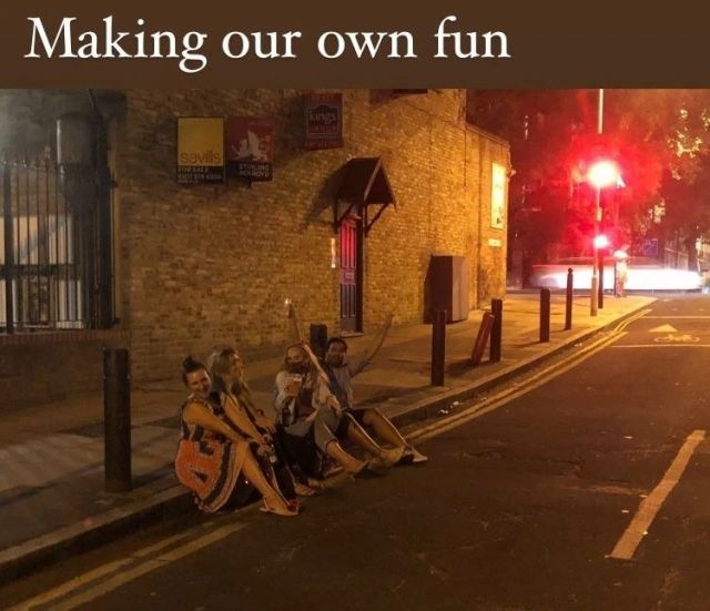  Адел посрещна 2021 година с бира в ръка на тротоар в Лондон (СНИМКА) 