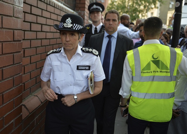 Обвиниха нападателя на джамията в Лондон