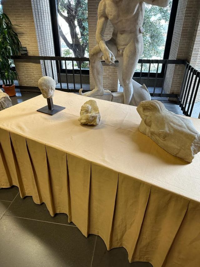 Акт за дарение на три фрагмента от Партенона на Гърция бе подписан във Ватиканските музеи (СНИМКИ)