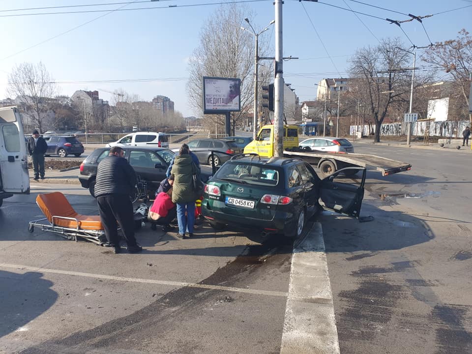 Мъж загина при удар на кола в стълб в София (СНИМКИ)