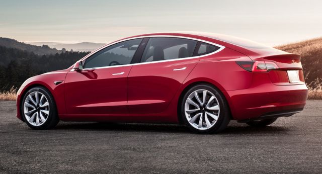 Tesla връща близо половин милион коли в сервиза заради проблеми