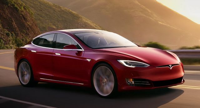 Tesla връща близо половин милион коли в сервиза заради проблеми