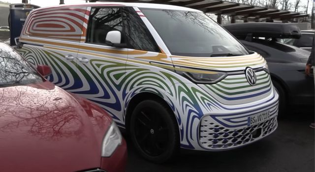 Щракнаха електрическия бус на VW докато се зарежда (ВИДЕО)