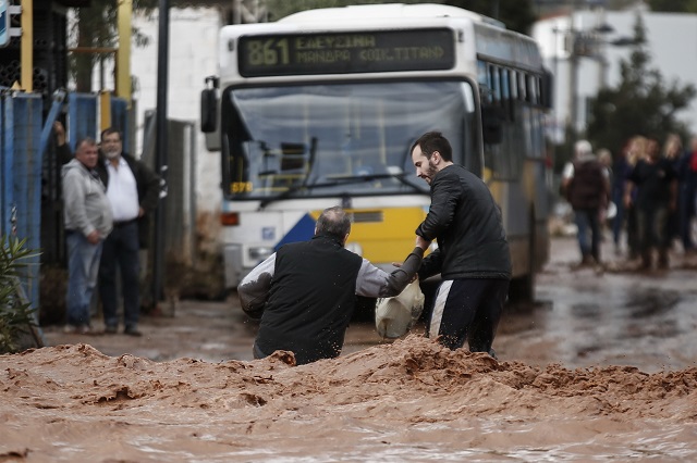 Национален траур в Гърция в памет на жертвите. Идва още дъжд (СНИМКИ)