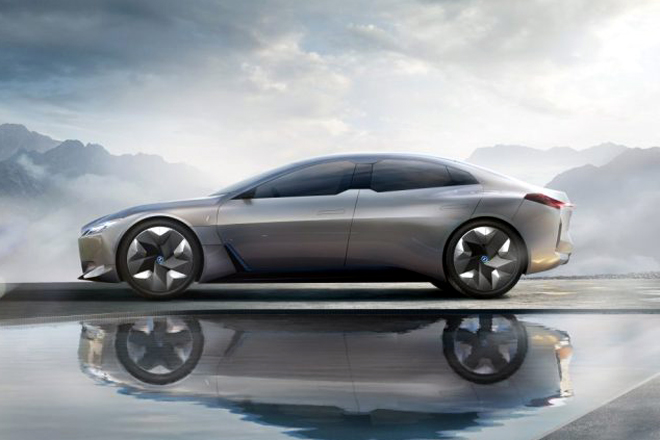 BMW ще се опъне на Tesla с i4