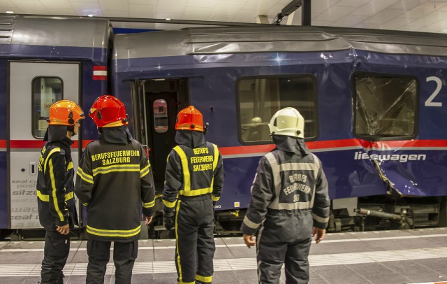 Два влака се удариха в Австрия, десетки ранени