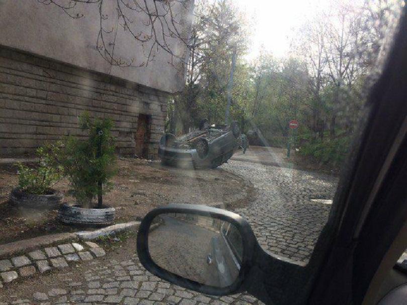 Обърнат автомобил по таван стои от дни в квартал Княжево