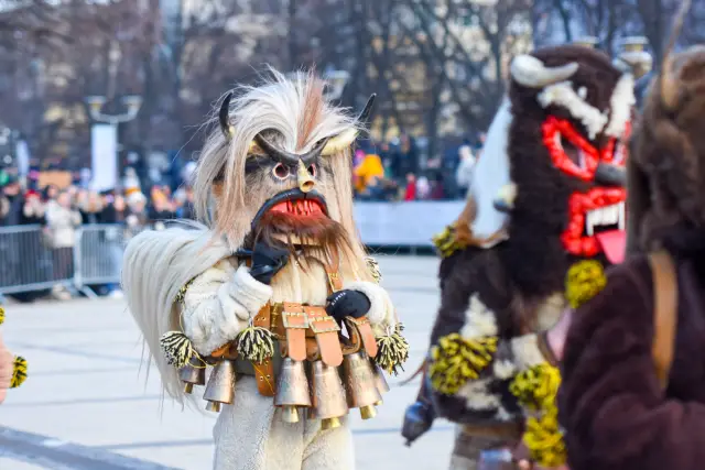 32-ят Международен фестивал на маскарадните игри „ Сурва “ е в разгара си - СНИМКИ