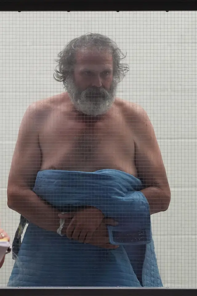 Обвиниха мъжа, забил колата си в дома на Дженифър Анистън, в гонене и вандализъм (СНИМКА)