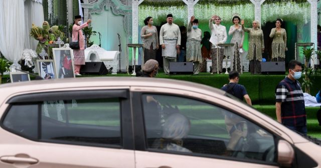 Младоженци събраха 10 000 гости на сватбата си