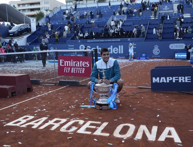 Карлос Алкарас триумфира с титлата на турнира в Барселона