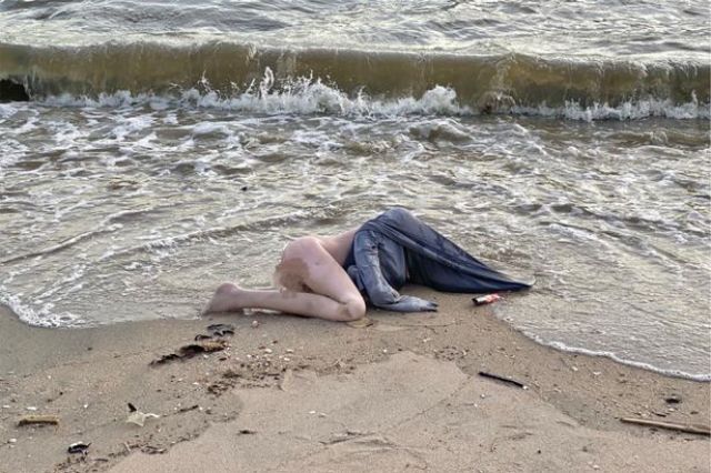 Луда паника на плаж заради захвърлена секс кукла