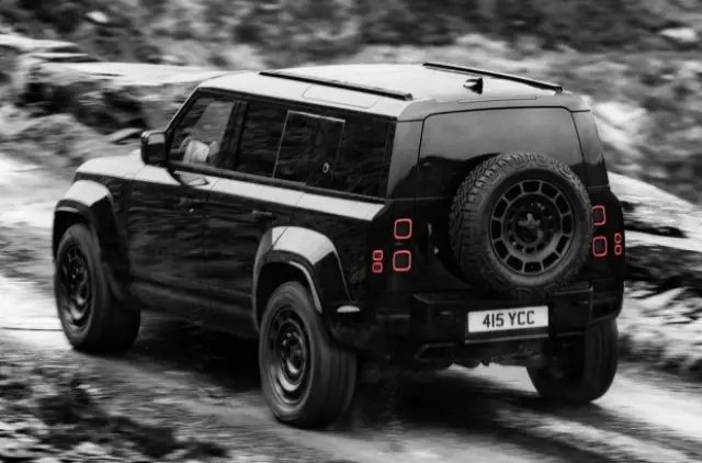 Запознайте се с изцяло черния Land Rover Defender | интерФакти.БГ Запознайте се с изцяло черния Land Rover Defender