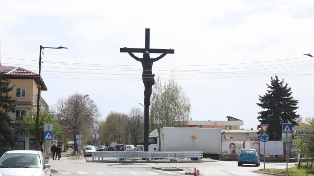  Издигнаха 12-метров кръст с разпнат Христос на кръстовище в Елин Пелин (СНИМКИ) 