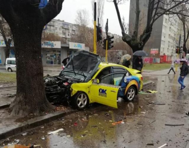 СНИМКИ от невероятното меле, сътворено от таксиджия в София