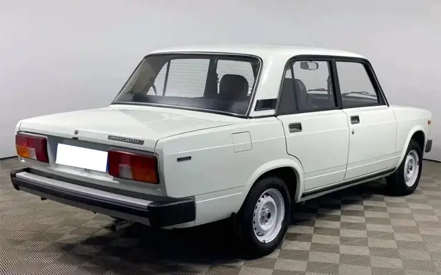 Продава се чисто нова Lada 2105, стояла в гараж 26 години