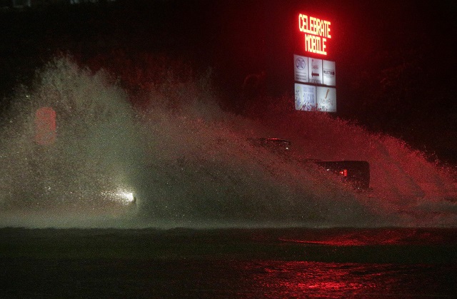 Луизиана си отдъхна: Ураганът "Нейт" пощади Ню Орлиънс (ВИДЕО+СНИМКИ)