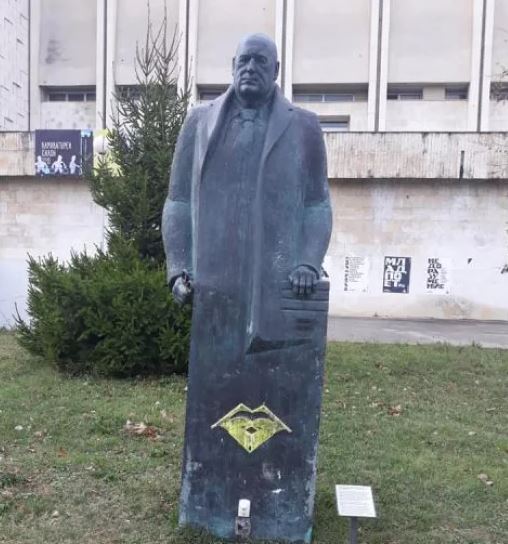Появи се статуя на Бойко Борисов със светещи очи