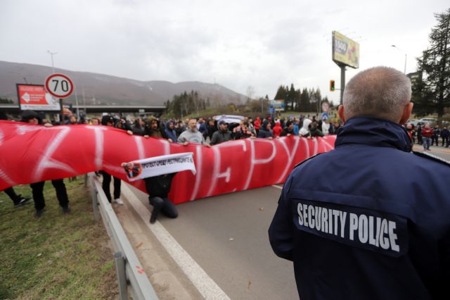 Протестиращи хвърляха яйца и боя в Бояна, феновете блокираха Околовръстния път 