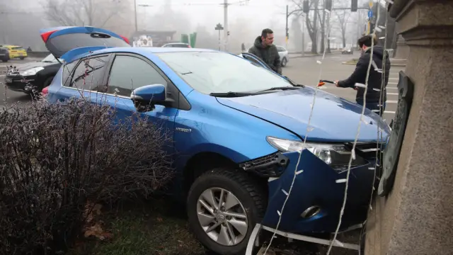 Кола се заби в колоните на Орлов мост (СНИМКИ)