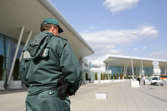 Засилени мерки за сигурност на летището и метрото в София