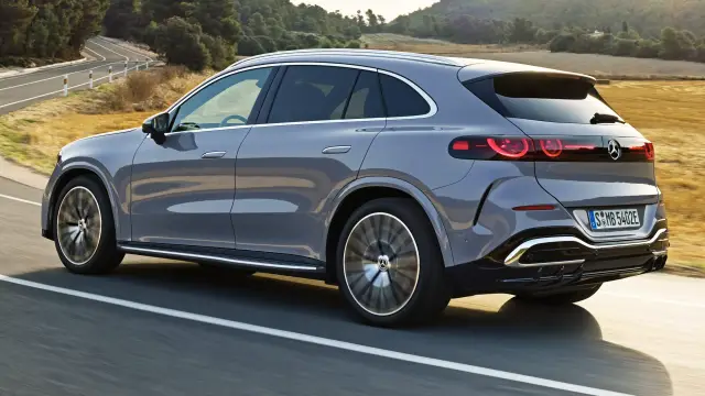 Модата на огромните решетки застигна и Mercedes: Запознайте се с електрическото GLC