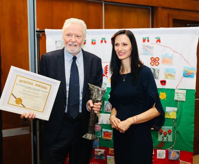 Мария Габриел връчи почетна награда на Джон Войт за принос за сътрудничеството между България и САЩ