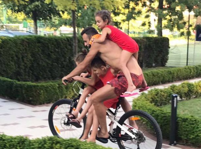 Бербатов яхна колело, а децата - него (СНИМКА)