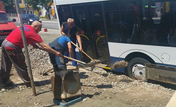 Бургаски тролейбус пропадна в улична дупка