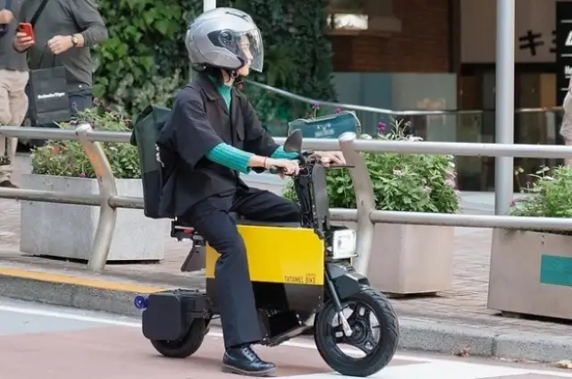 Необичаен преносим електрически скутер (ВИДЕО)