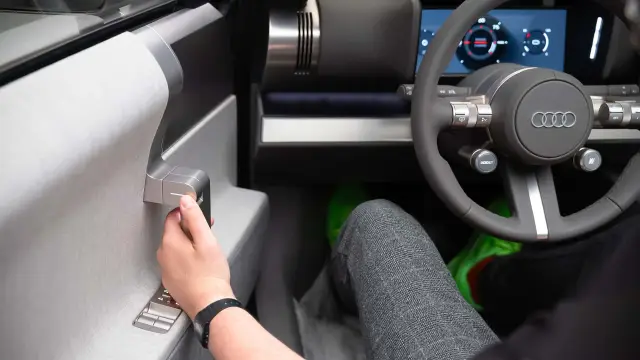 И Audi се връща към физическите бутони и аналоговия лукс