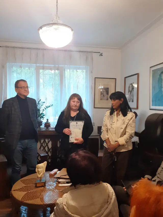 Стихотворение на Ваня Петкова изписаха на стената в читалището на с. Бяла Река