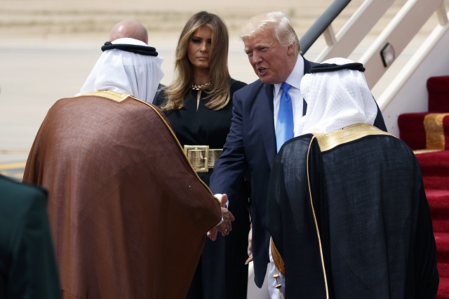 И Мелания Тръмп развя коси в Саудитска Арабия (СНИМКИ)