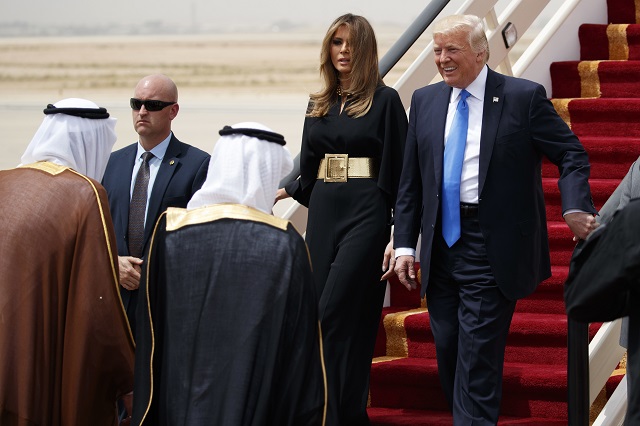 И Мелания Тръмп развя коси в Саудитска Арабия (СНИМКИ)