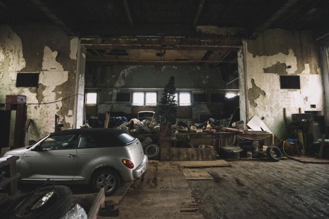 Любопитната история на автомобили, открити в сградата на изоставено училище