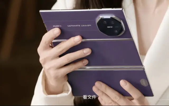 Huawei сподели новия си тройно сгъваем смартфон