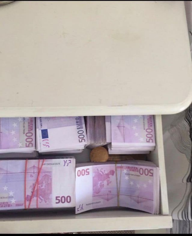 Според прокуратурата кюлчетата злато и пачките са нагласени (ВИДЕО + СНИМКИ) | ФАКТИ.БГ Според прокуратурата кюлчетата злато и пачките са нагласени (ВИДЕО + СНИМКИ)