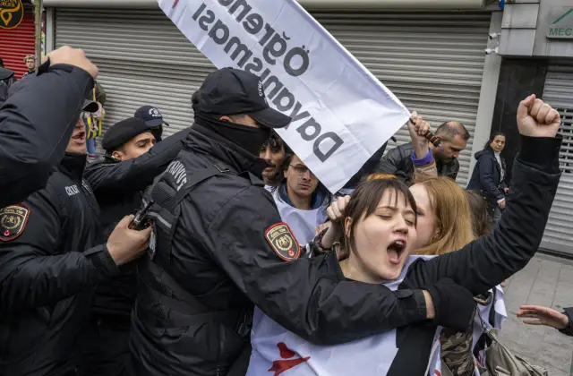 Над 300 арестувани в Истанбул (СНИМКИ)