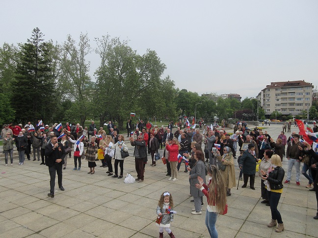 Недостойно: Руски знамена се вяха в центъра на София