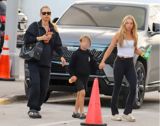 Папараци заснеха бременната Анна Курникова по анцуг (СНИМКА) | ФАКТИ.БГ - 2 Папараци заснеха бременната Анна Курникова по анцуг (СНИМКА) - 2