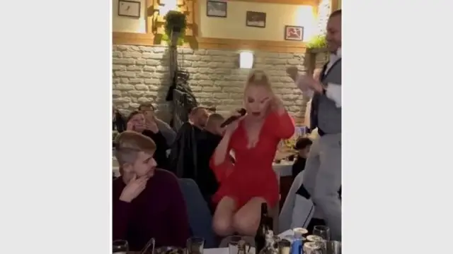 Луна изненада феновете си с уникален танц на стол (СНИМКИ)