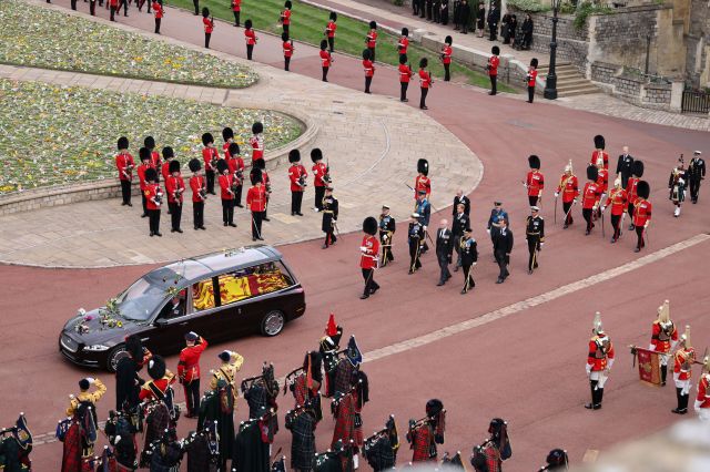 Великобритания си взе последно сбогом с кралица Елизабет II - 4