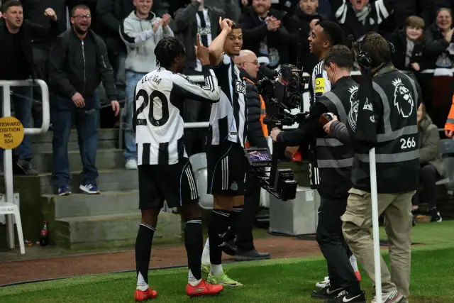 Палачът на Ман Юнайтед е бил посрещнат с овации на „Олд Трафорд“