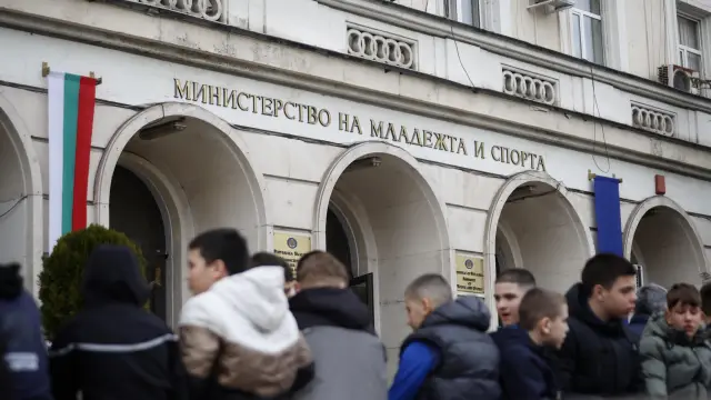 Протест пред спортното министерство: борци и фенове настояват за оставката на Станка Златева - СНИМКИ