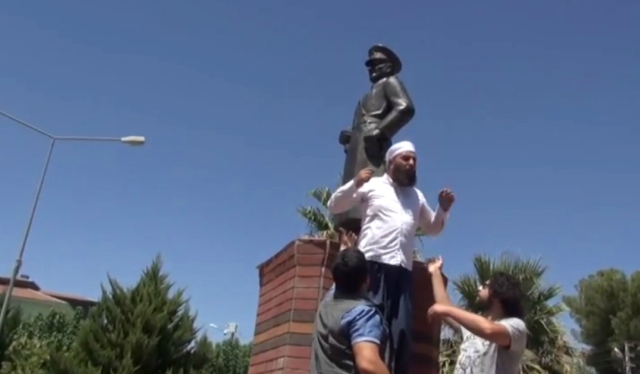 Мъж атакува със сърп паметник на Ататюрк